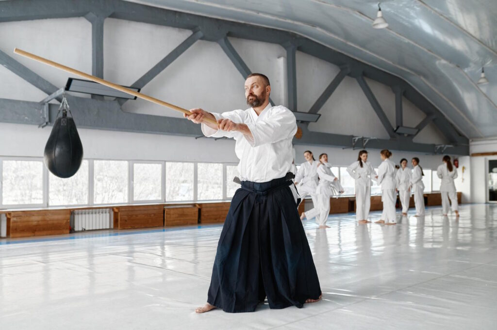 Aikido to japońska sztuka walki, która skupia się na harmonii ciała i umysłu, a Łódź jest jednym z miast, w którym można ją praktykować