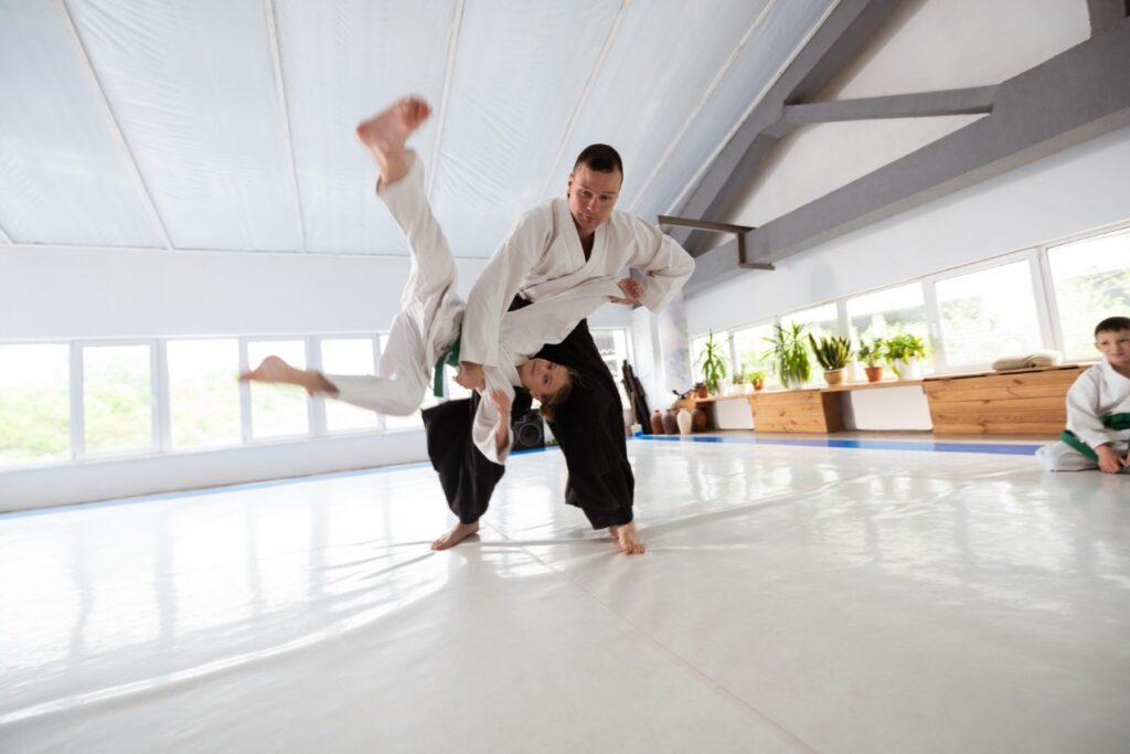Aikido, choć mniej znane niż karate czy judo, jest jedną z tych japońskich sztuk walki, które idealnie nadają się dla najmłodszych