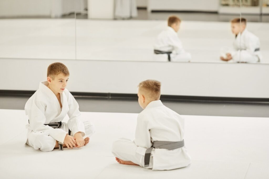 Aikido oferuje wiele więcej niż tylko naukę technik obronnych; to kompleksowy program rozwoju osobistego, który może mieć pozytywny wpływ na życie dziecka w wielu obszarach