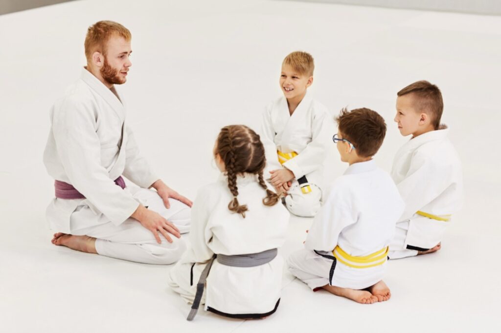 Aikido oferuje wiele więcej niż tylko naukę technik obronnych; to kompleksowy program rozwoju osobistego, który może mieć pozytywny wpływ na życie dziecka w wielu obszarach