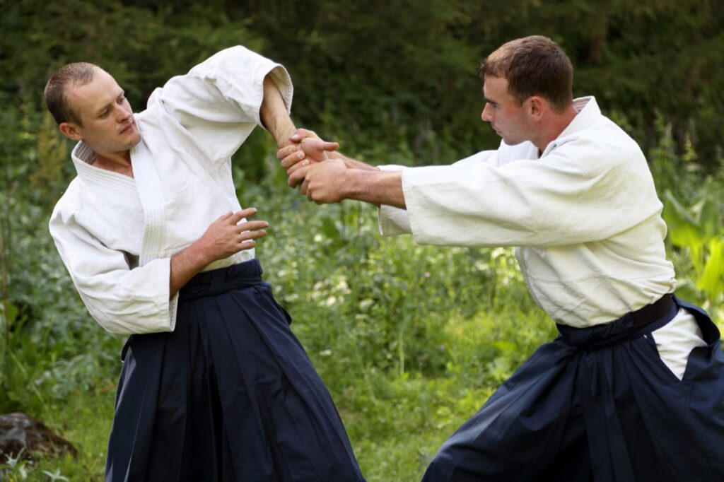 Aikido, choć mniej znane niż inne sztuki walki takie jak karate czy judo, oferuje unikalne podejście do samoobrony, koncentrując się na harmonii i współpracy zamiast na agresji