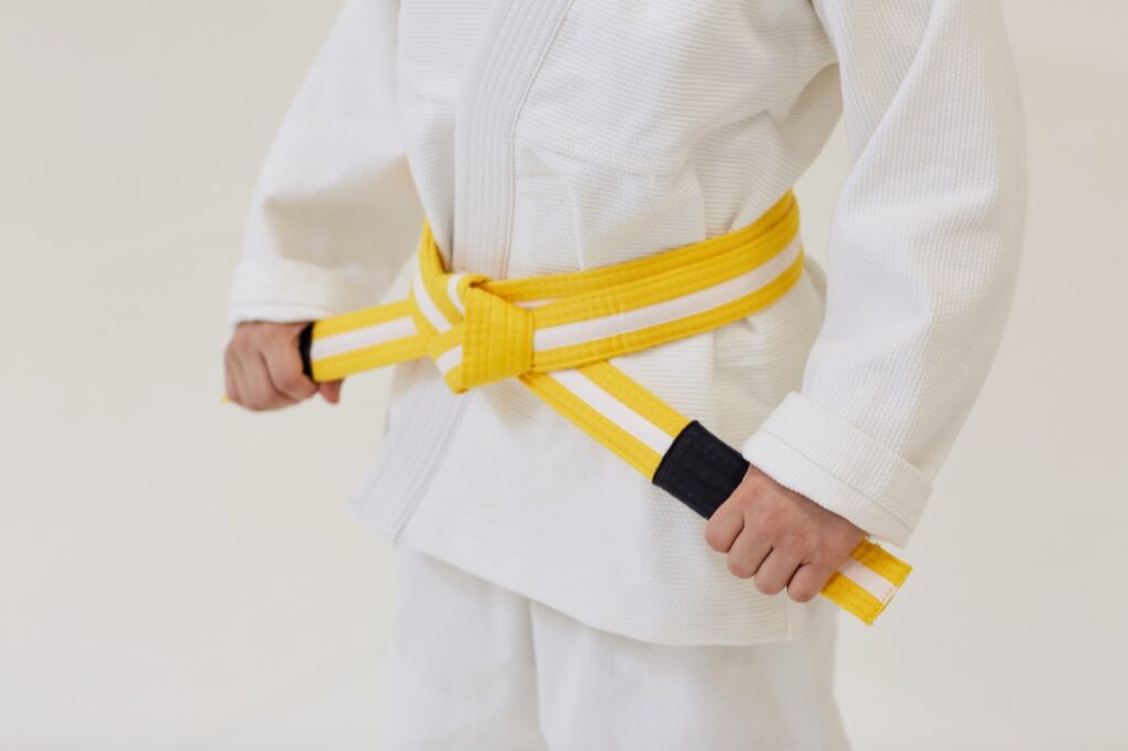 Aikido oferuje więcej niż tylko ćwiczenia fizyczne; ma też głęboki wpływ na rozwój emocjonalny dzieci