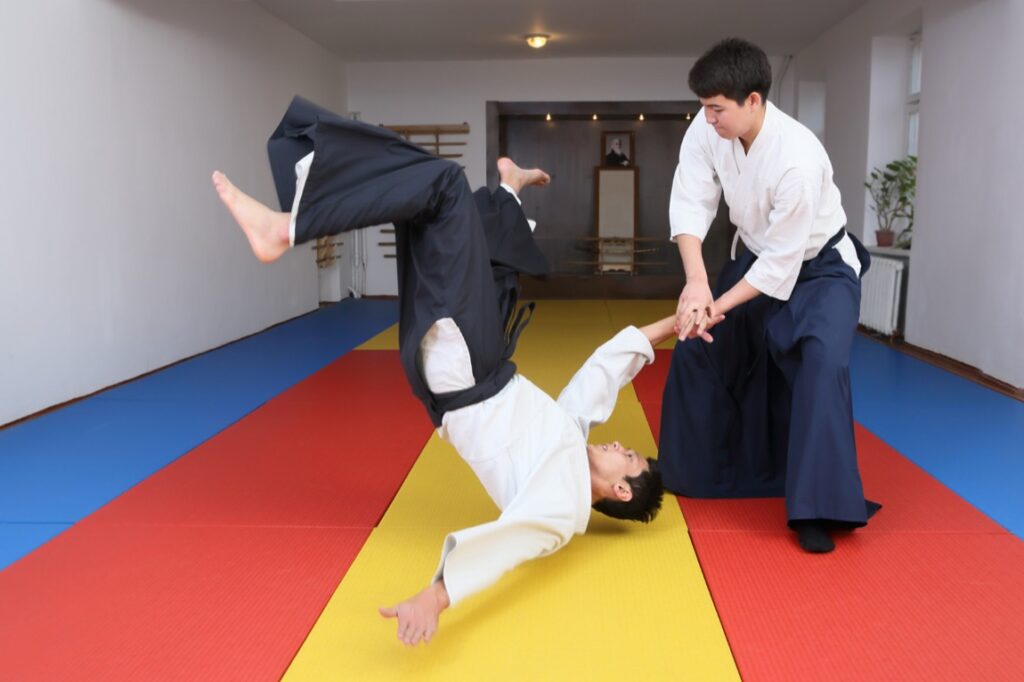 Aikido, choć często postrzegane jako forma samoobrony, jest przede wszystkim sztuką walki, która skupia się na harmonii ciała i umysłu