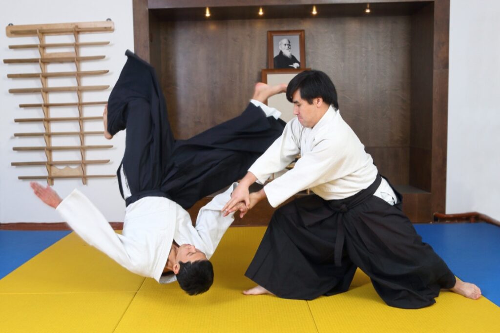 Aikido, choć często postrzegane jako forma samoobrony, jest przede wszystkim sztuką walki, która skupia się na harmonii ciała i umysłu