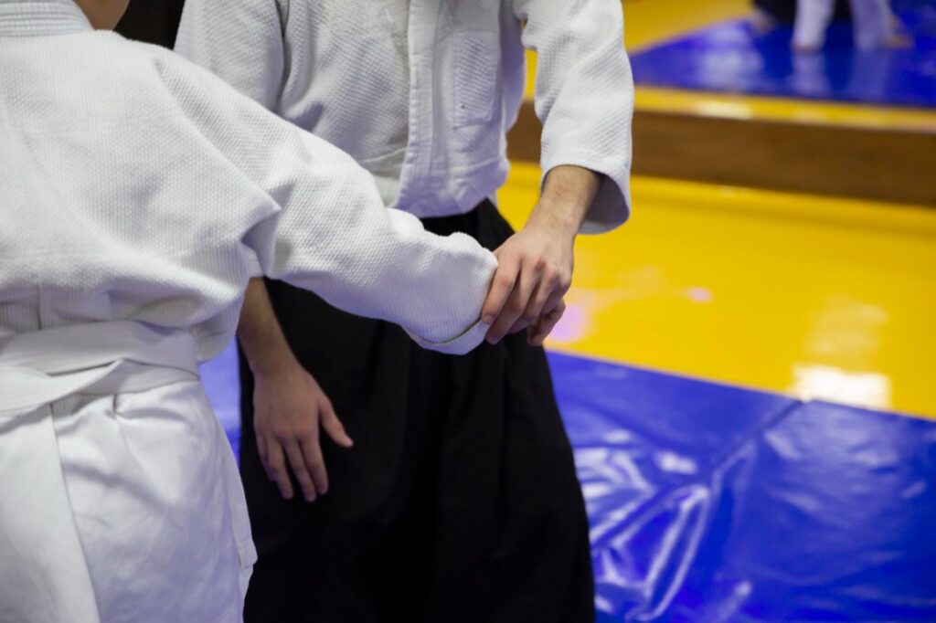 Jeśli interesujesz się rozpoczęciem treningów aikido w Łodzi, pierwszym krokiem powinno być znalezienie odpowiedniej szkoły lub klubu sportowego oferującego zajęcia dla początkujących
