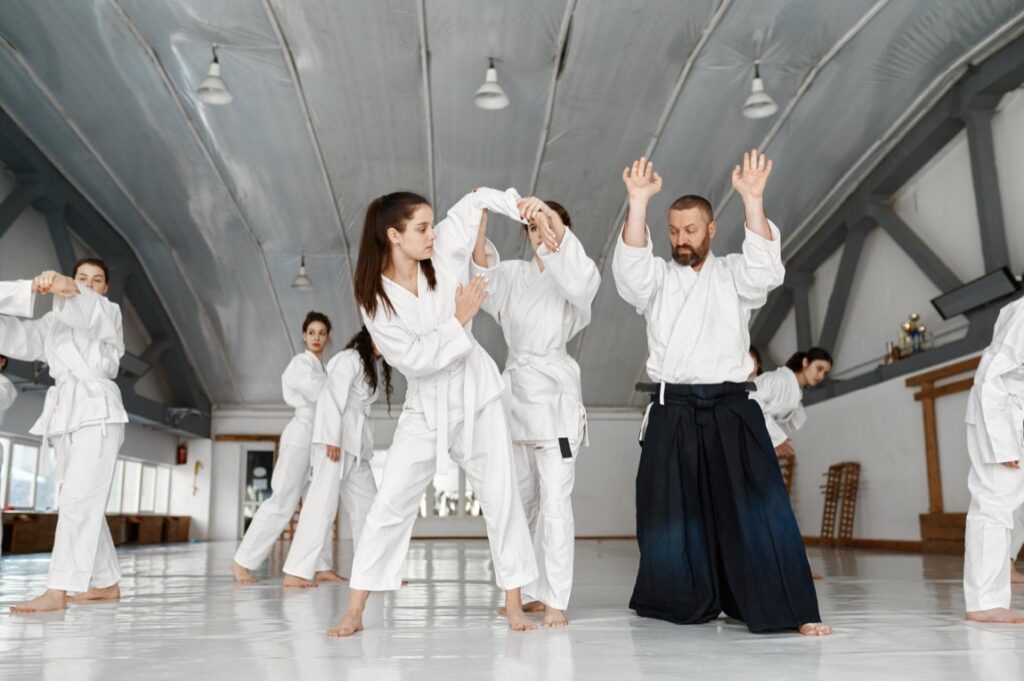 Aikido, choć może się wydawać jedną z wielu wschodnich sztuk walki, w rzeczywistości jest znacznie więcej niż techniką samoobrony