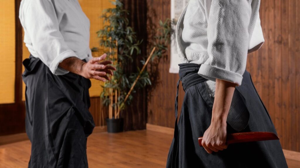 Aikido to japońska sztuka walki, która skupia się na harmonii umysłu i ciała jako kluczowym elemencie efektywnej samoobrony